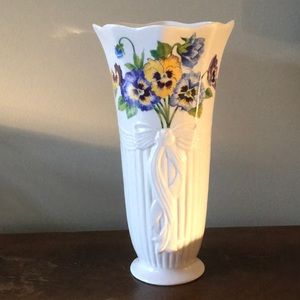 Belleek Vase (Enchanted Garden)